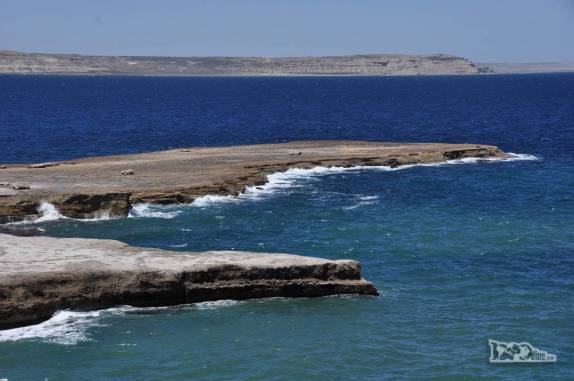 O belo litoral sul da Península Valdés, na Argentina, banhado pelsa águas do Golfo Nuevo